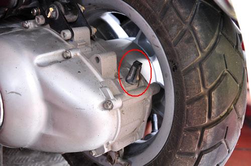 thay nhớt xe Vespa